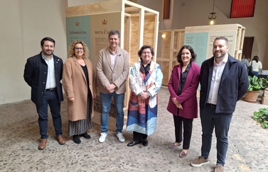 Els directors de l'Institut d'Estudis Baleàrics (IEB) assisteixen a la inauguració de l’exposició “Dones i Reines de Mallorca”, amb motiu del 8M